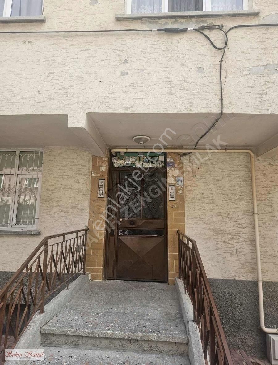 Aydınlıkevler Tramvay Yakını Yüksek Giriş 3+1 Satılık Daire
