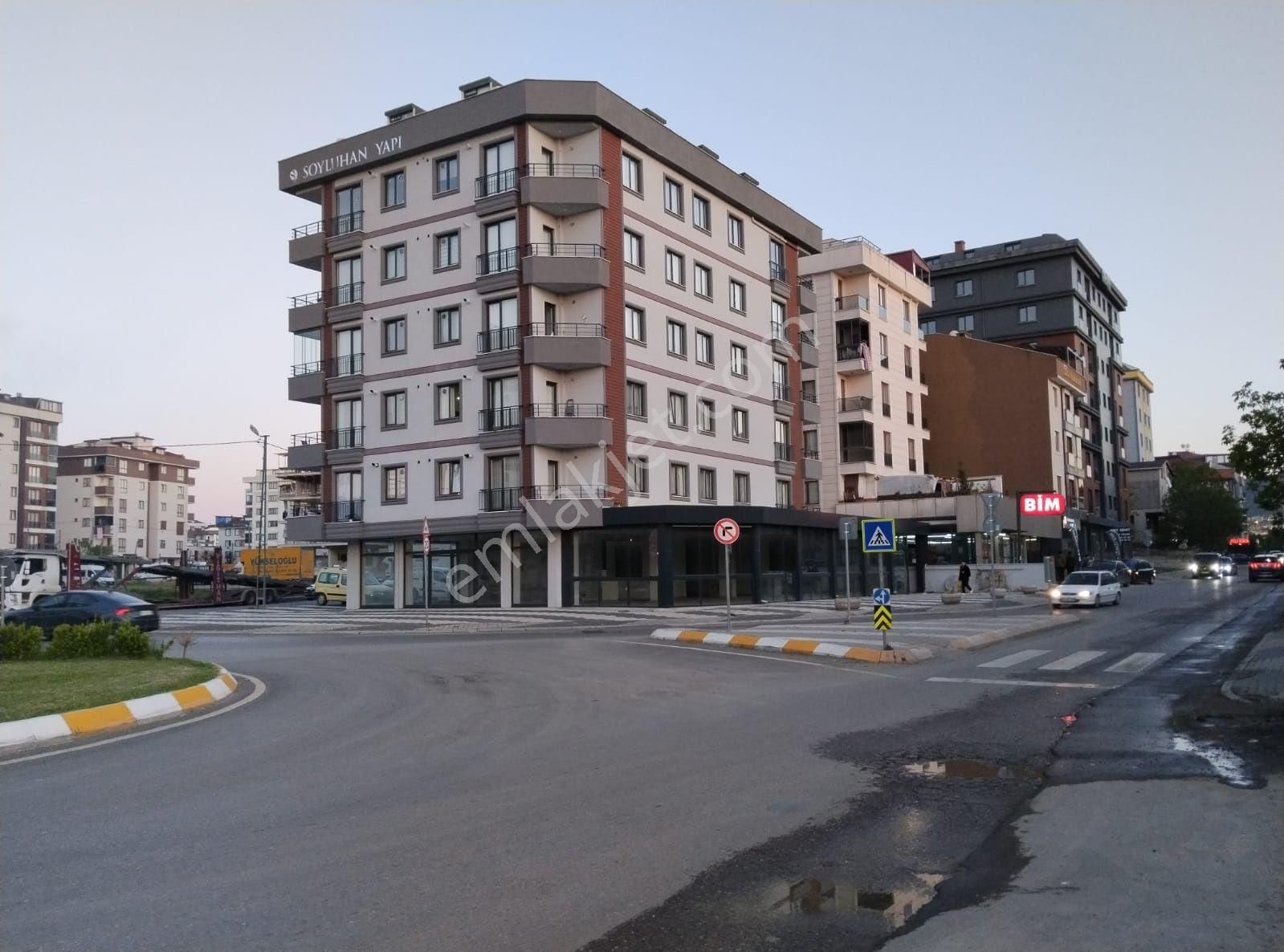 Sultanbeyli Adil'de Ekol Cd İle Polenez Cd. Köşesinde 700m2