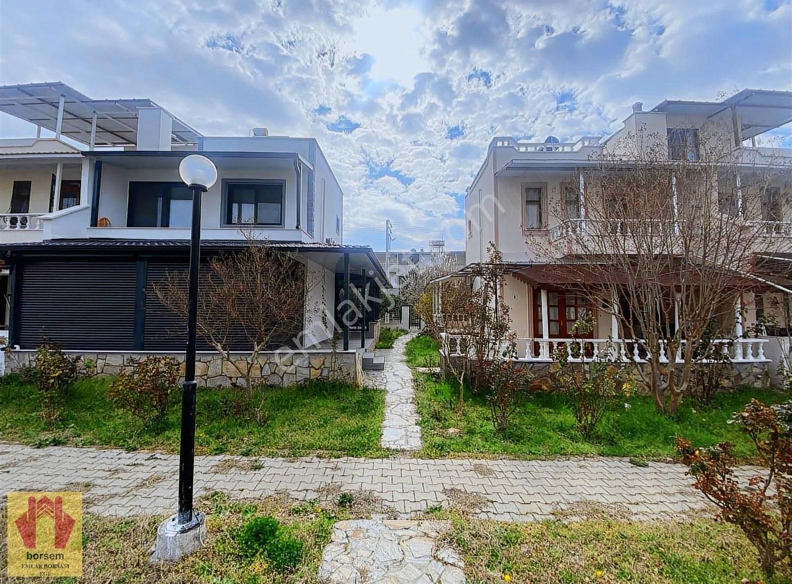 Borsem'den Dikili Salihleraltı'nda Havuzlu Sitede Satılık Villa