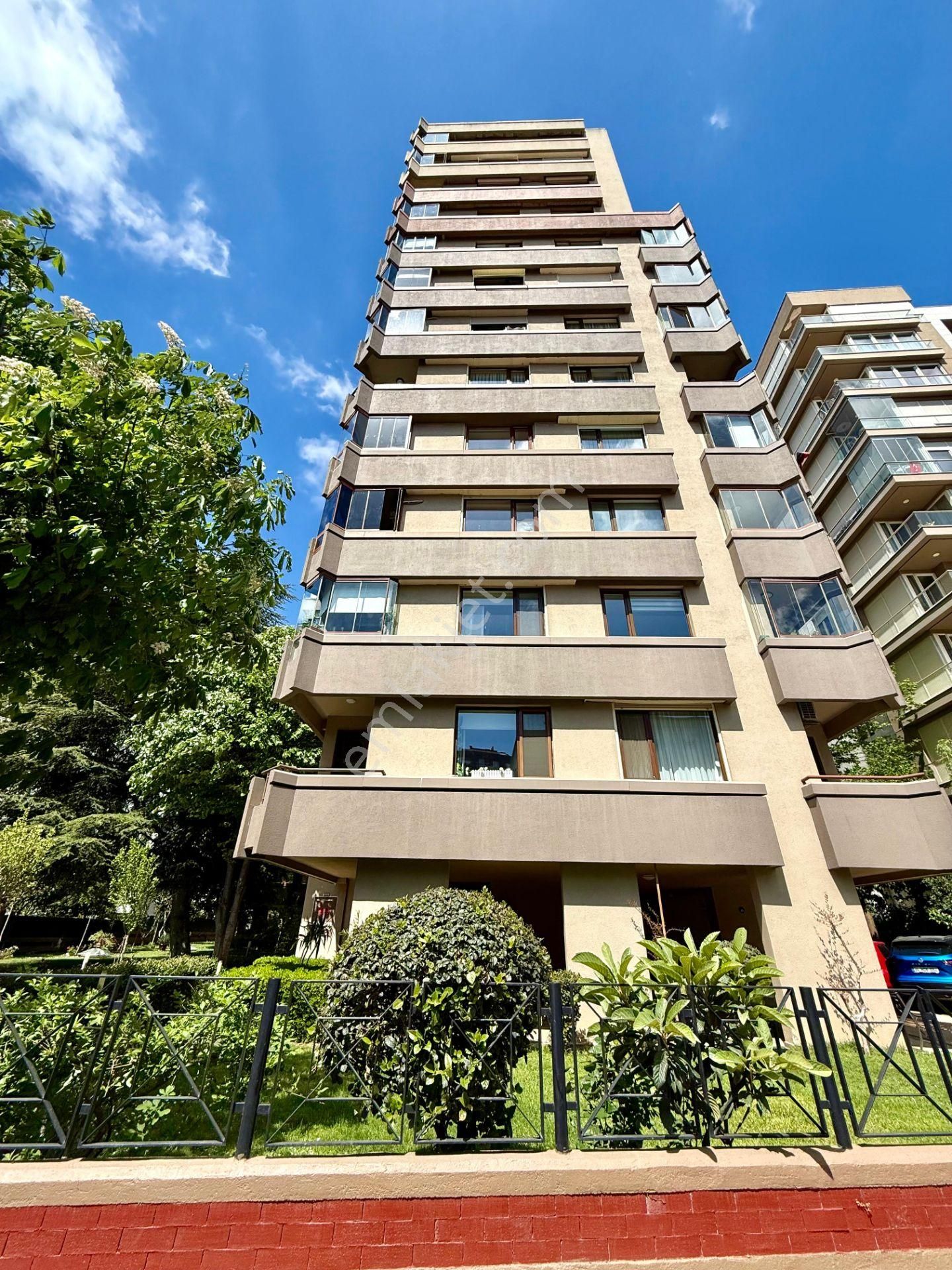 Caddebostan 'da Sahil Parselinde Caddeye 3.bina Satılık 3+1 Net 95 M2 Balkonlu Daire