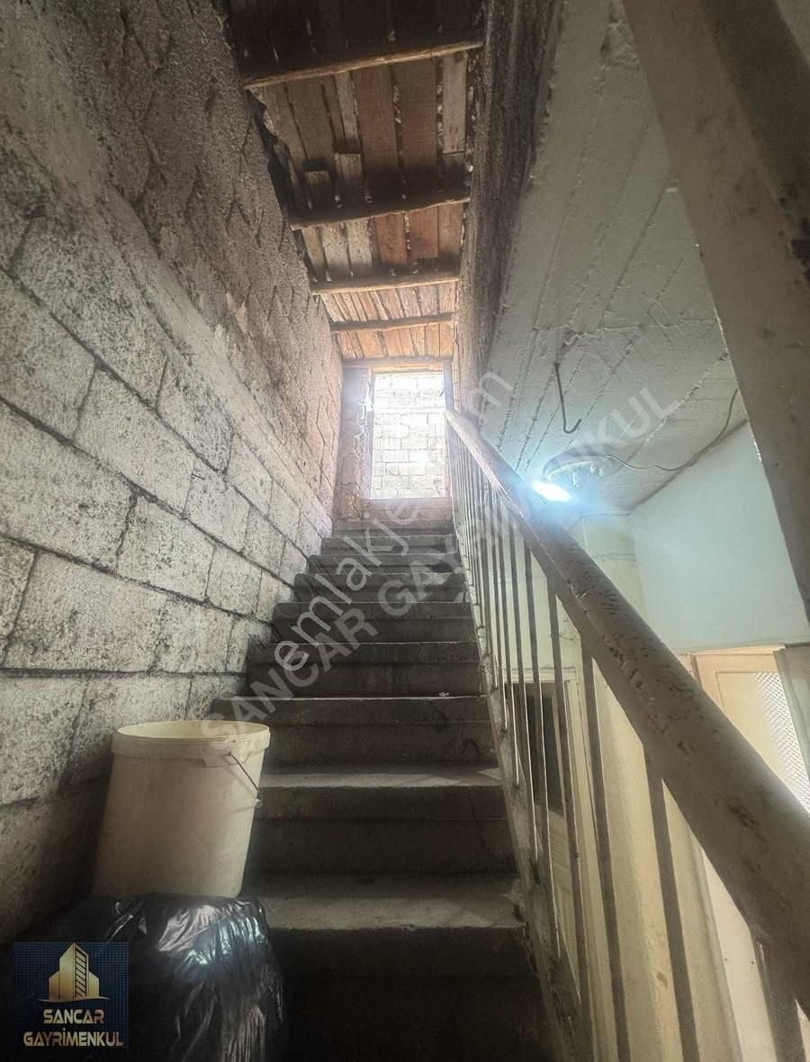 Karşıyaka Tekel Caddesinde Satılık Köşe Başında Müstakil Ev