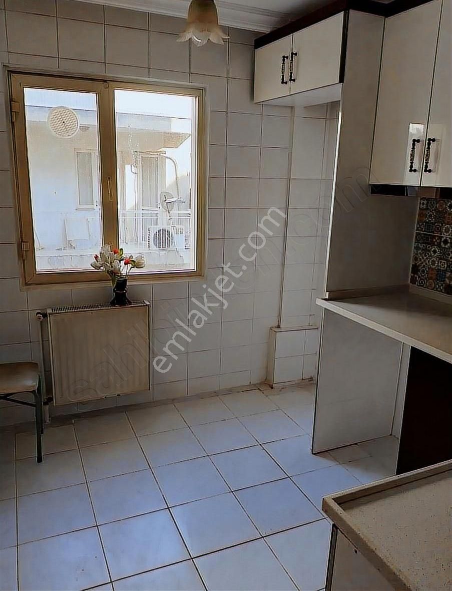 Karşıyaka Tuna Mahallesinde Çarşı Yakını 2+1 Satılık Daire