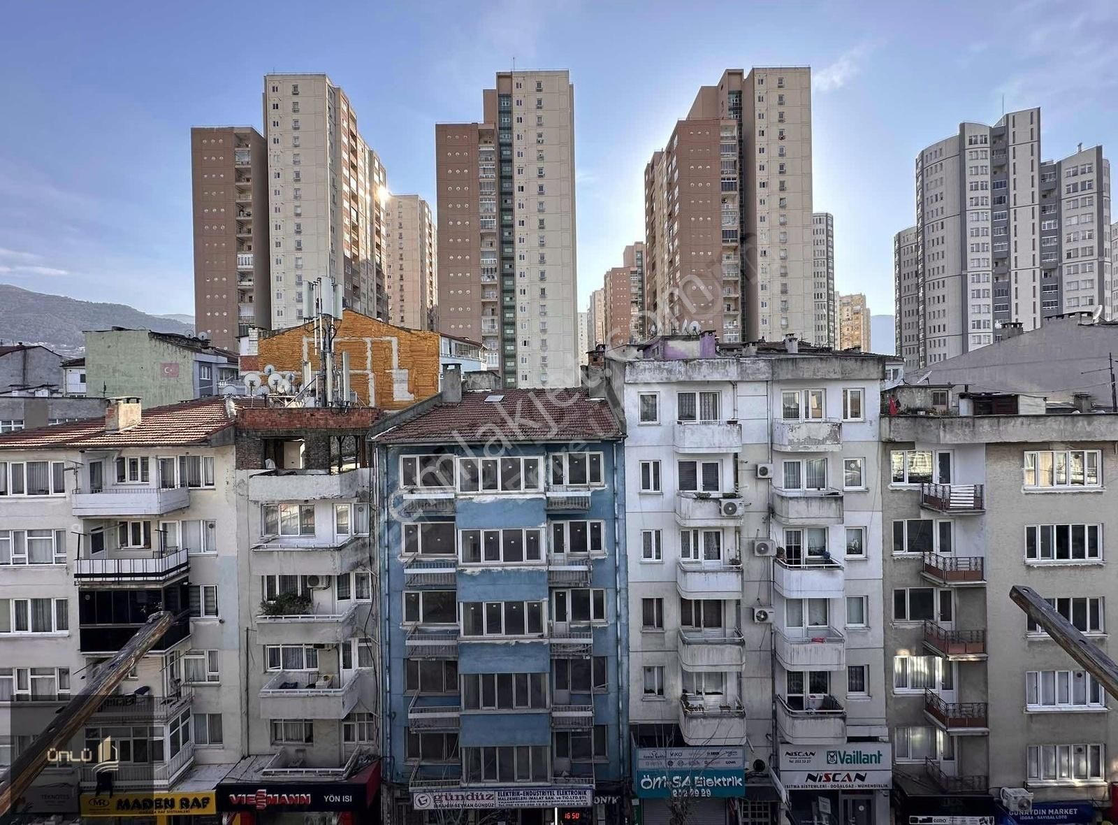 Gazcılar Sakarya Mah'de Merkezi Konumda Cadde Üzeri Satılık 2+1