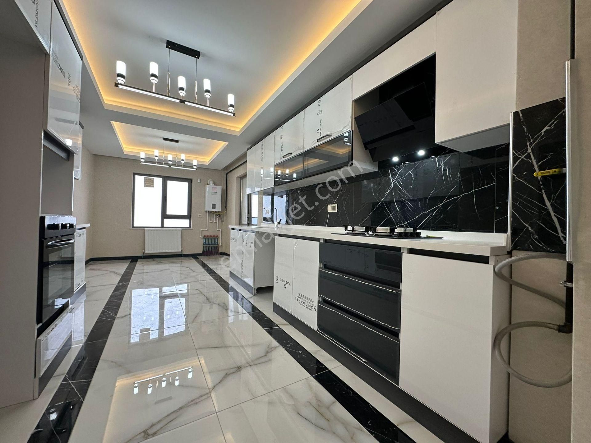 Pursaklar Mehmet Zengin Emlak'tan Kapalı Otoparklı Hastane Yakını 10.kat 4+1 Ultra Lüks Sitede