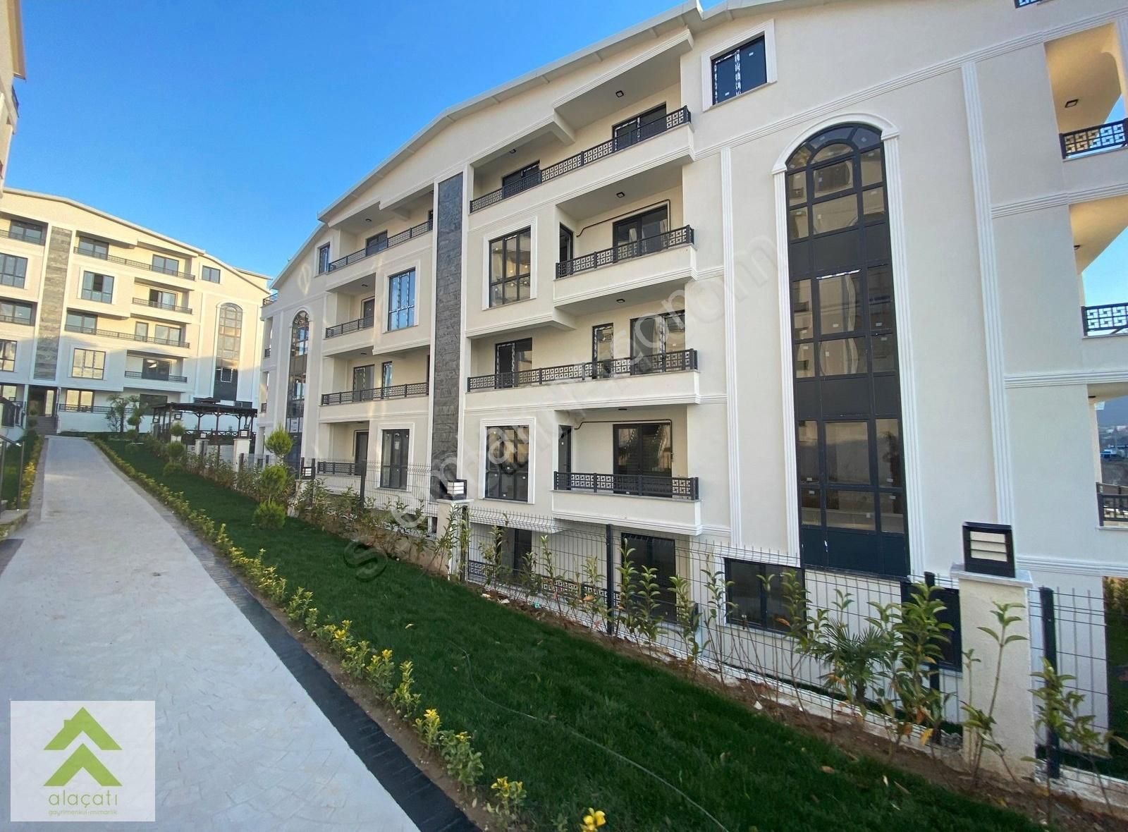 Yeşilyurt Mah. 157 M² Ortak Havuzlu Satılık 3+1 Arakat Daire