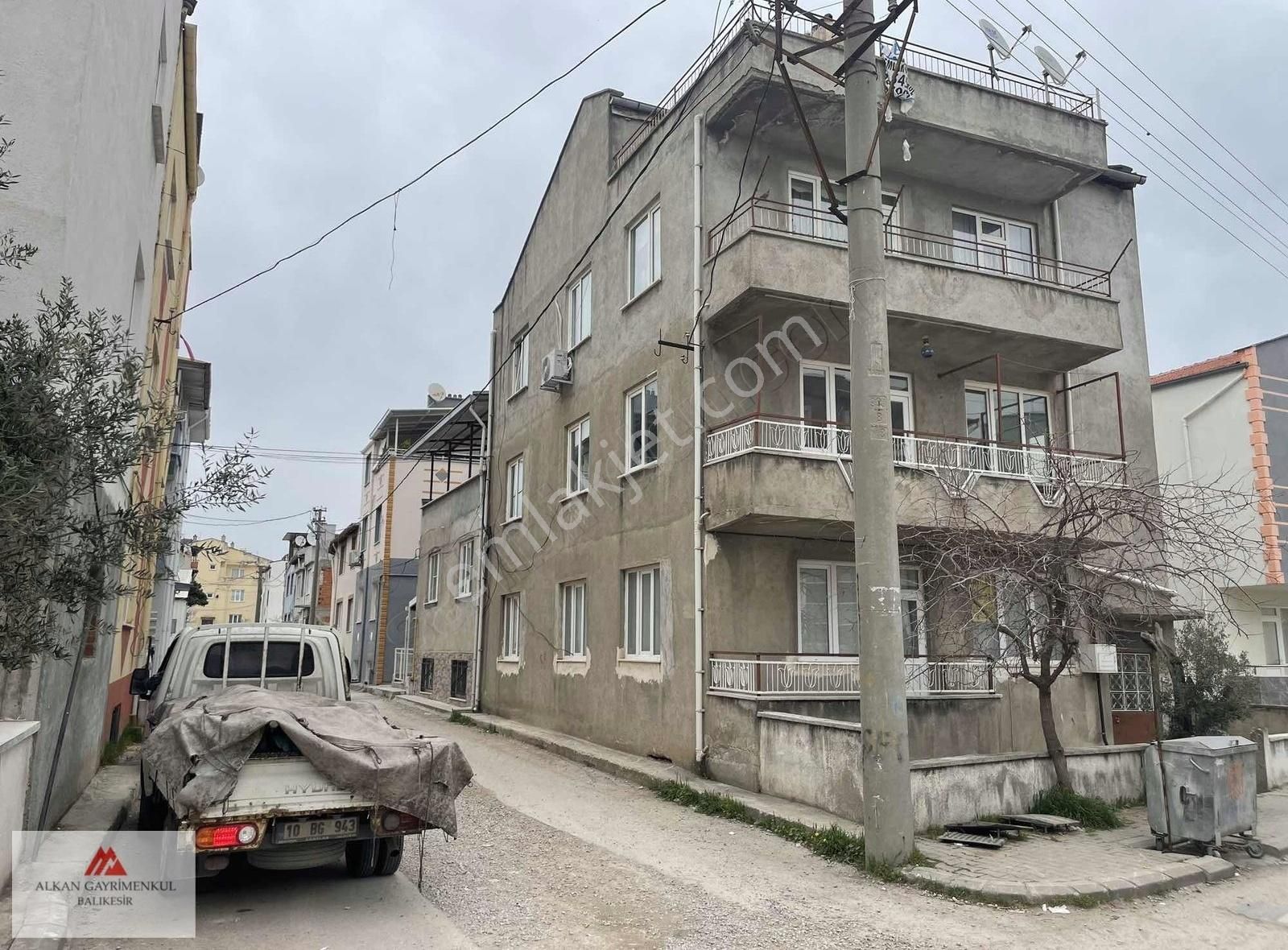 Sakarya Okulu Karşısında Müstakil 3 Katlı 160 M2 Doğal Gazlı Ev