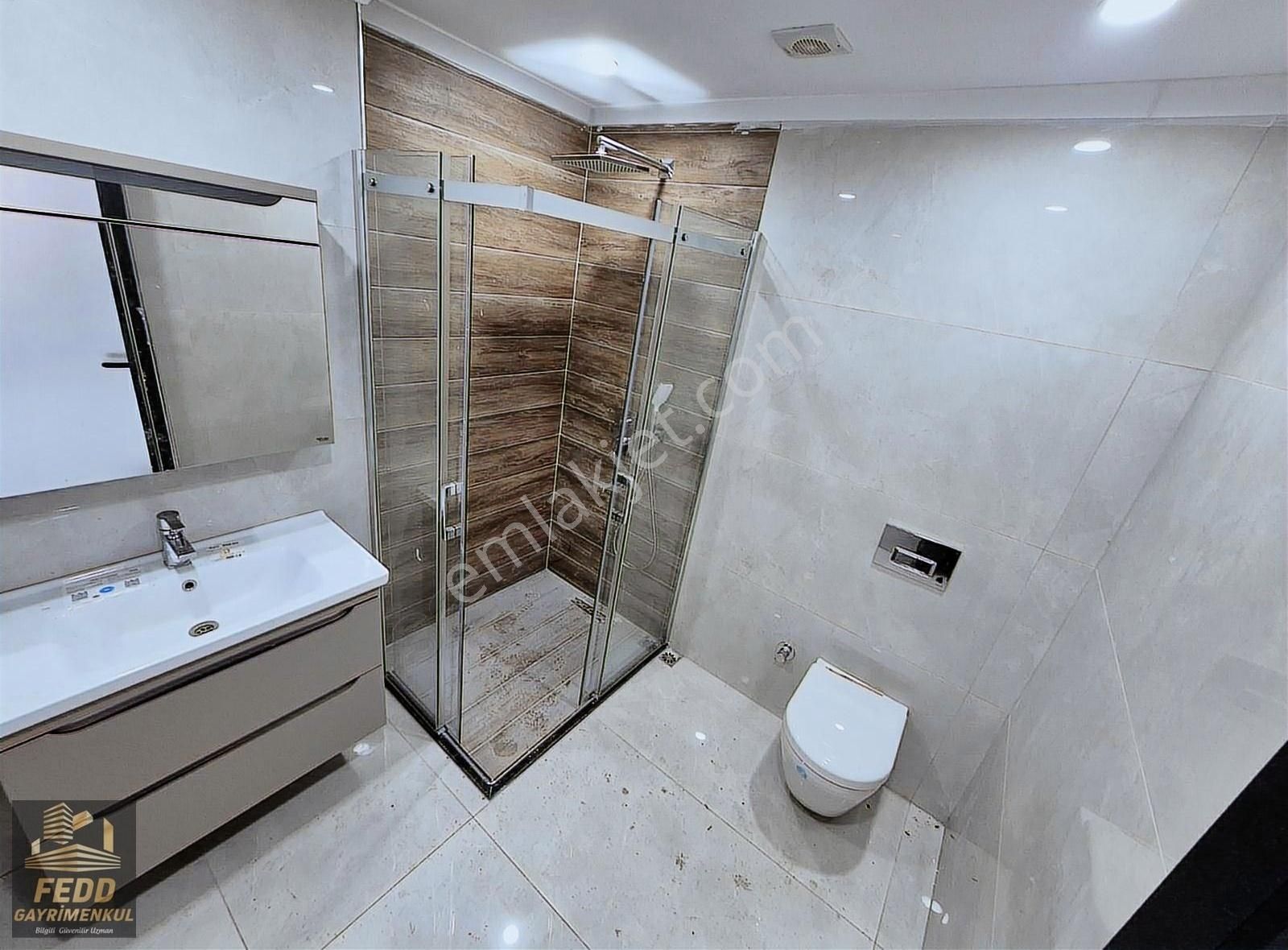 Gölcük'te Satılık Kapalı Havuz Ve Saunalı Lüks 4+1 Triplex Villa