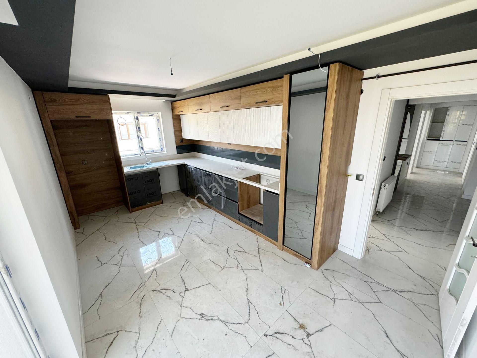 İstasyon Mh'de 3+1 135m² Arasta Avm Yakını Sıfır G.odalı Kılerlı Daire