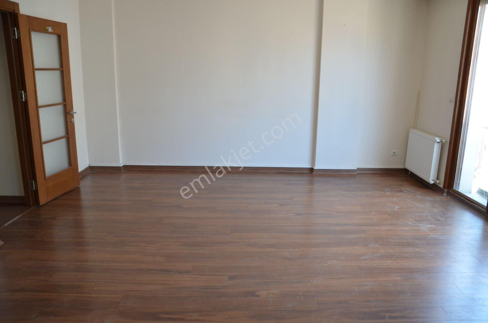 Mandıra Caddesinde Merkezi Konumda 2+1 Balkonlu Satılık Daire