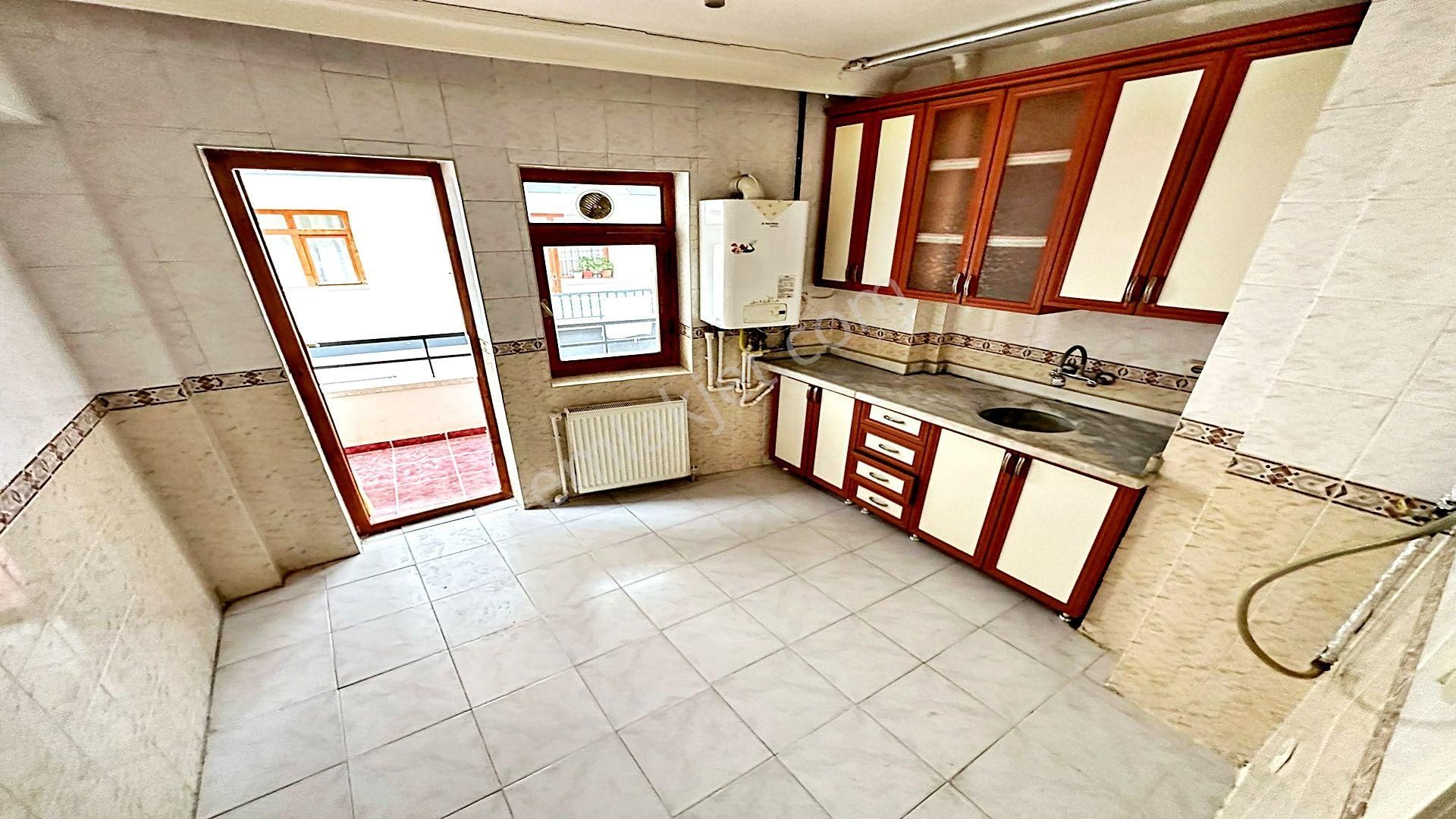 Osmangazi Ufuktepe Pazarı Yakını Orta Katta 3+1 Çok Uygun Fiyata