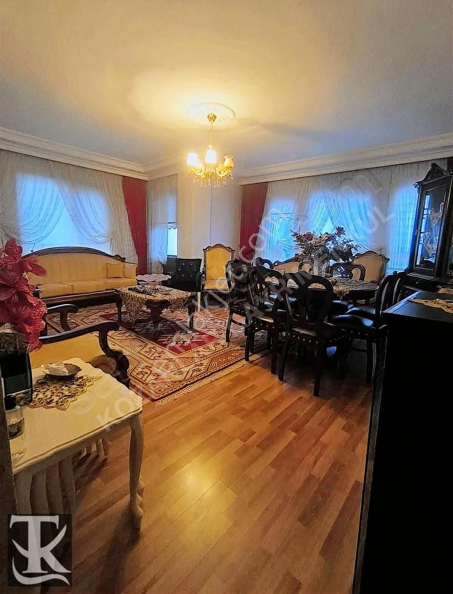 Kozanlardan 3+1 Cadde De Bagımsız Metro Dibi Çok Geniş Daire