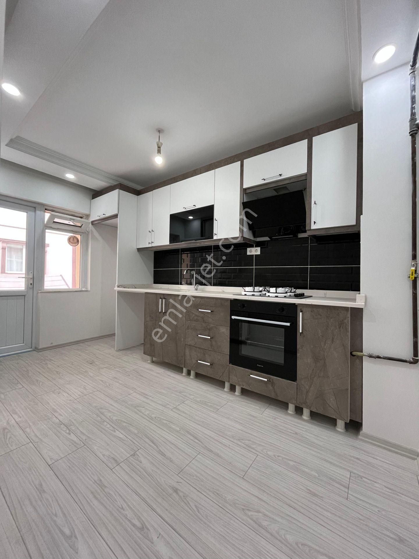 Akşemsettin Mah. Cadde Üzeri Ön Cephe Ara Kat Çift Balkon Full Yapılı 3+1 Daire