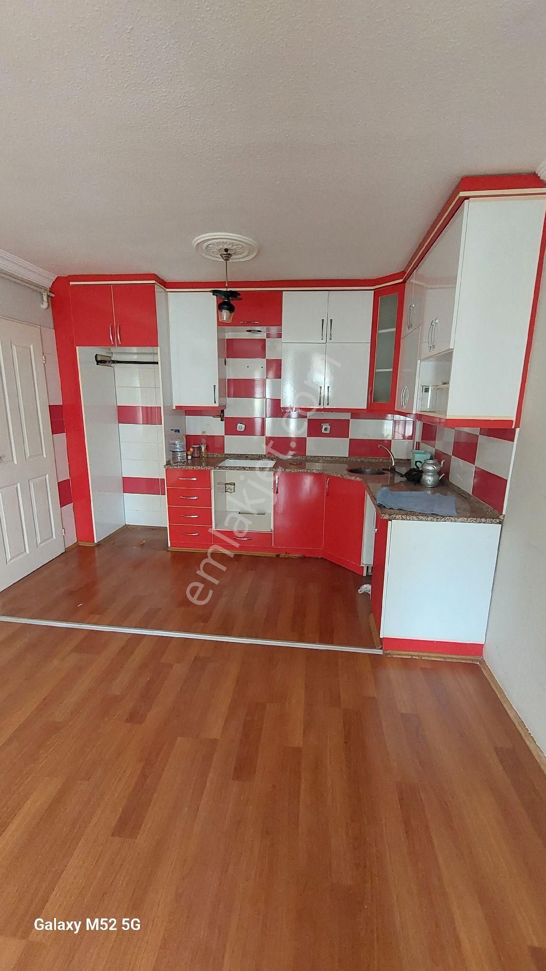 Akkent Tokide 1+1 Daire Aile Apartmanıdır.