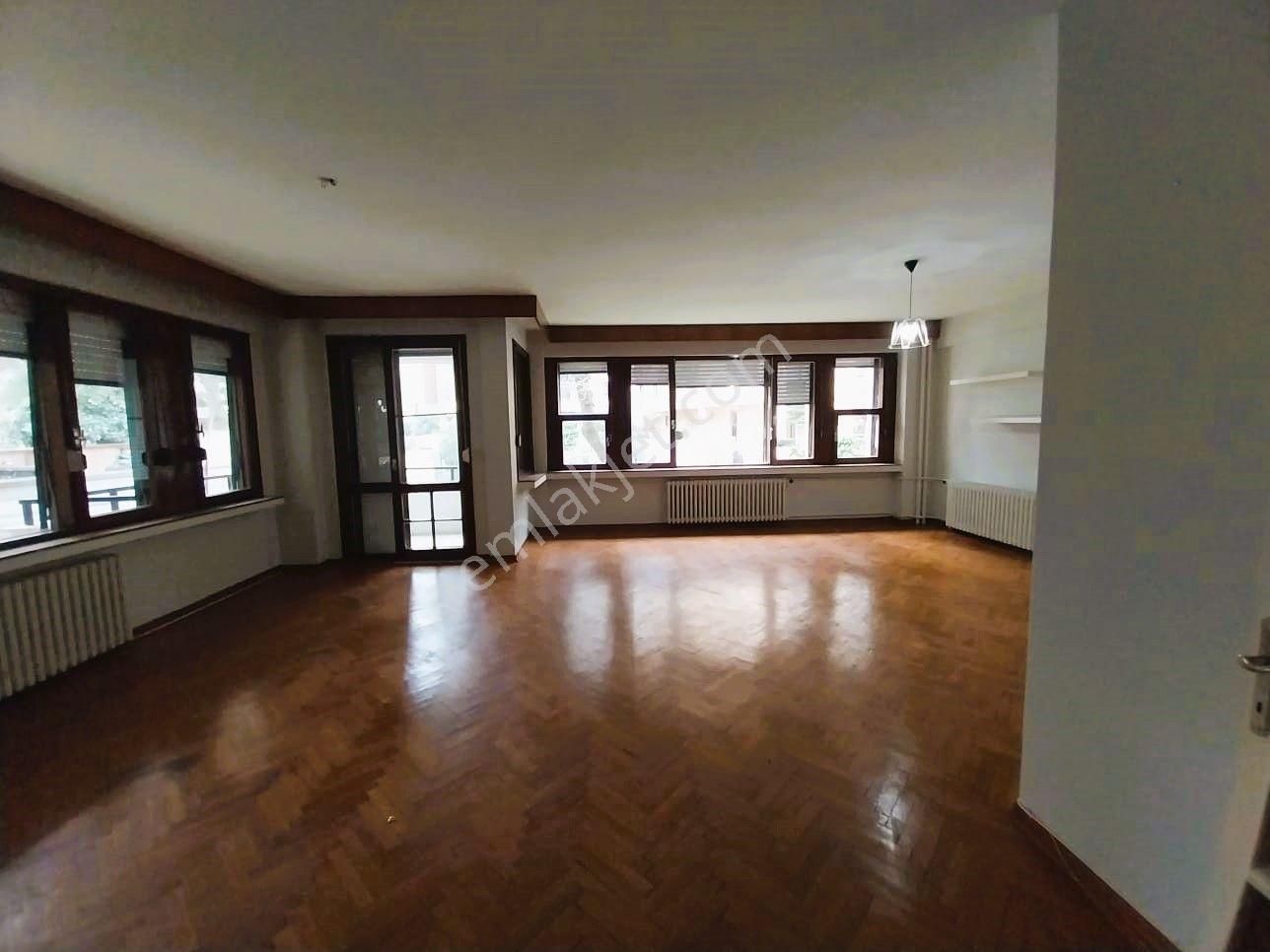 Çiftehavuzlar'da Caddeye Yakın Geniş Kiralık 3+1 Daire