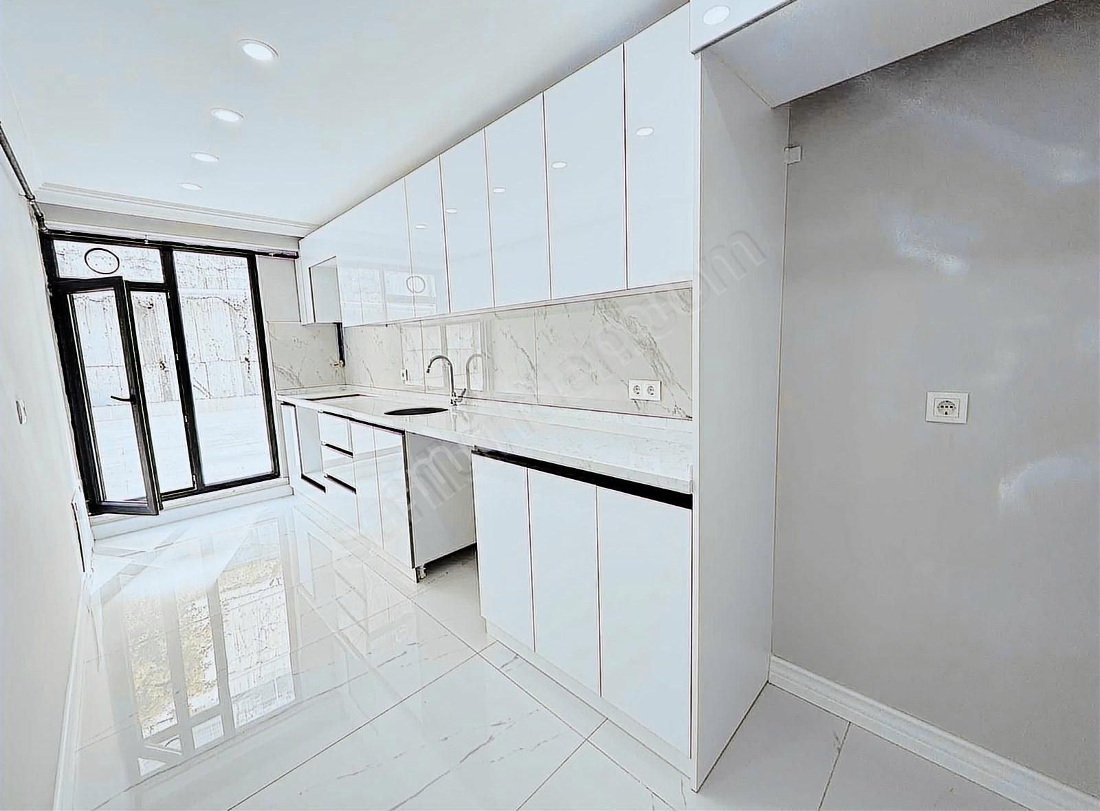 Eyüp Hastanesine Ve Tramvaya 2'dk 2+1 Daireye Ait 40m2 Teraslı
