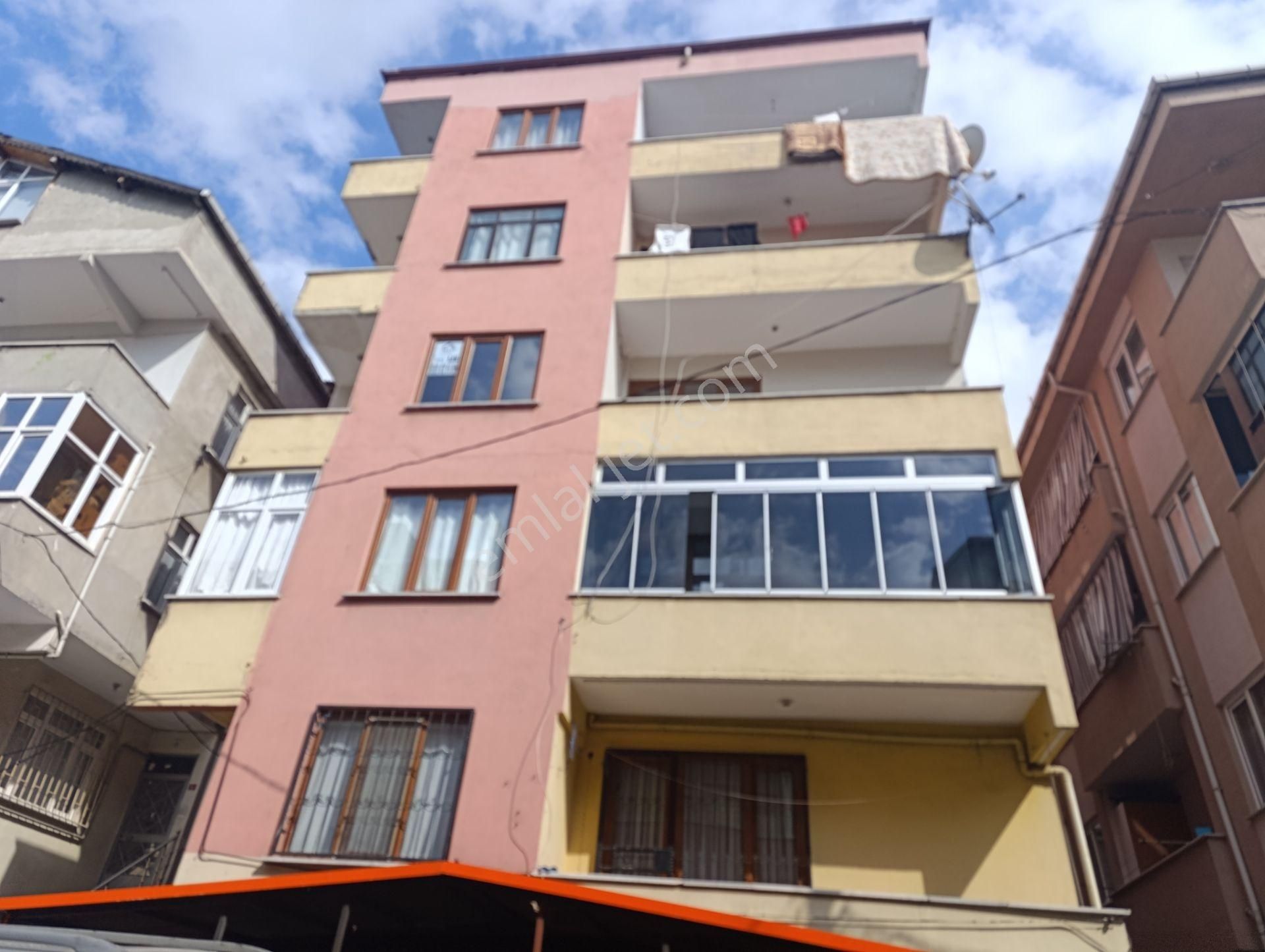 Pendik Esenyalıda Kiralık 3+1 125m2 Ana Caddeye 2.bina Orta Kat Daire