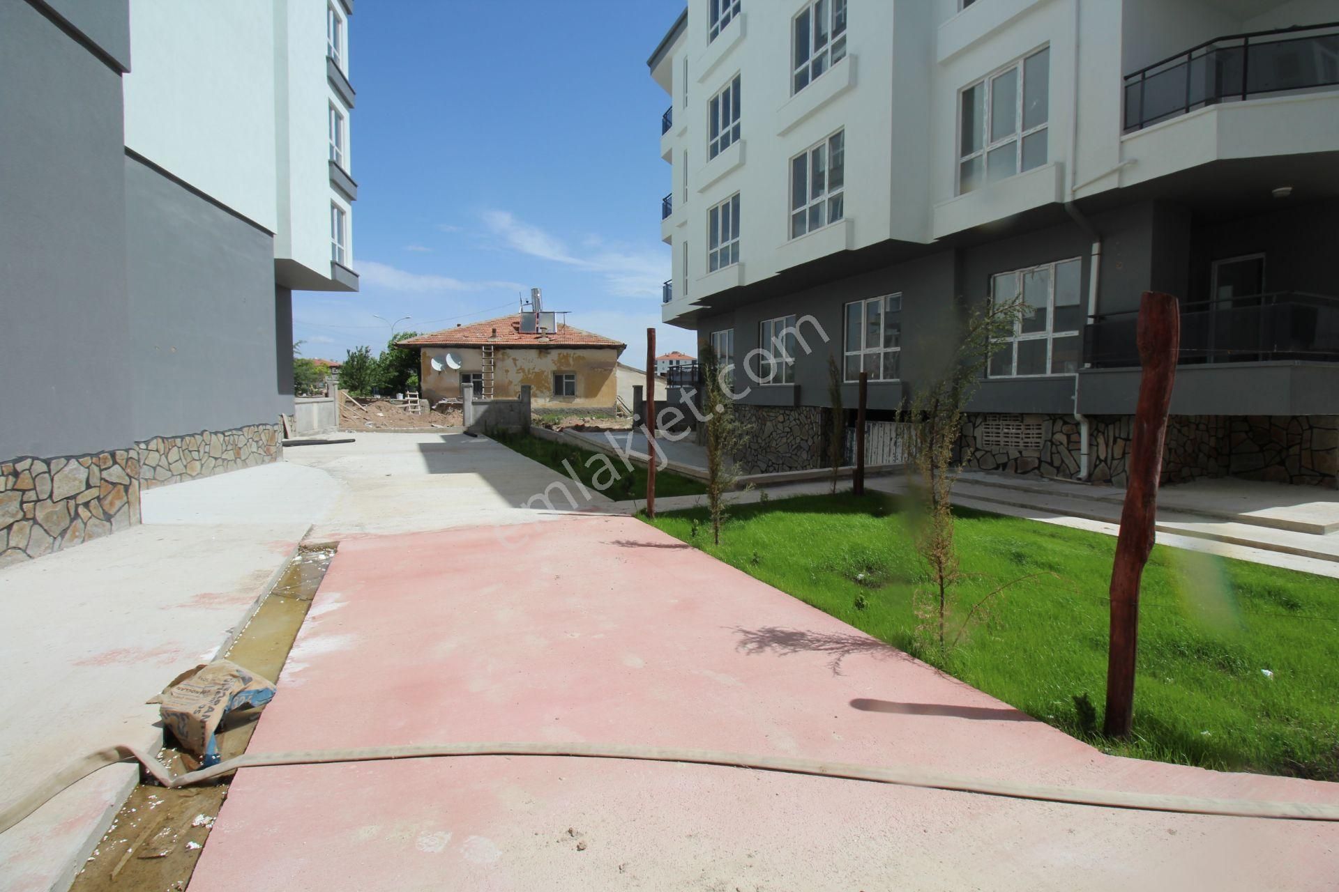 Aksaray M.akif Mah. 50 M Yola Cepheli Sitede 3+1 Kiralık Daire