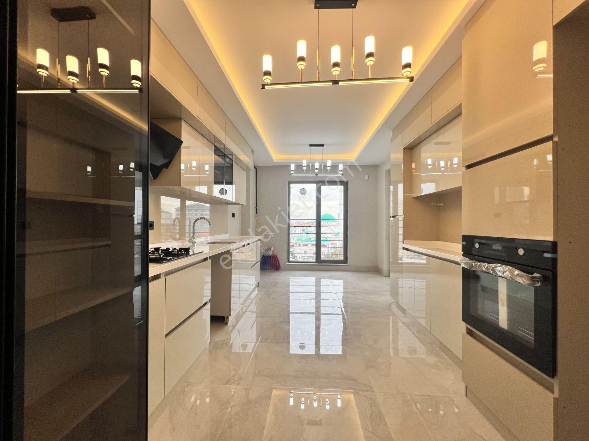 Nasip Emlak'tan 4+1 Giyinme Odalı Teras Balkonlu ''sıfır'' Şık Yapılı Sitede Daire