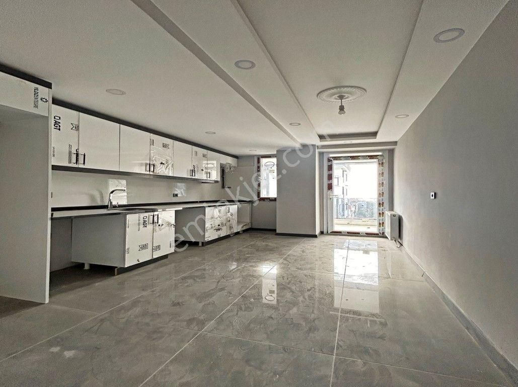 Reşit Paşa Cadde Üzeri Çift Balkonlu Sıfır Bina 2+1 Büyük Tip