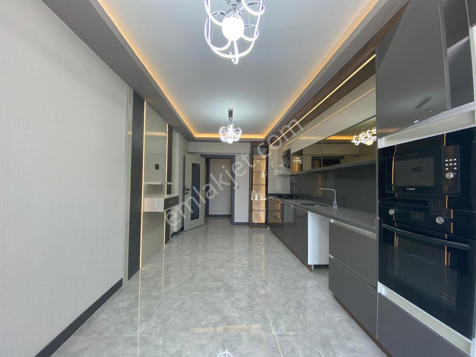 Nasip Emlak Satılık 4+1 Site İçersinde Fuul Yapılı Protokol Yolu Yakını Daire