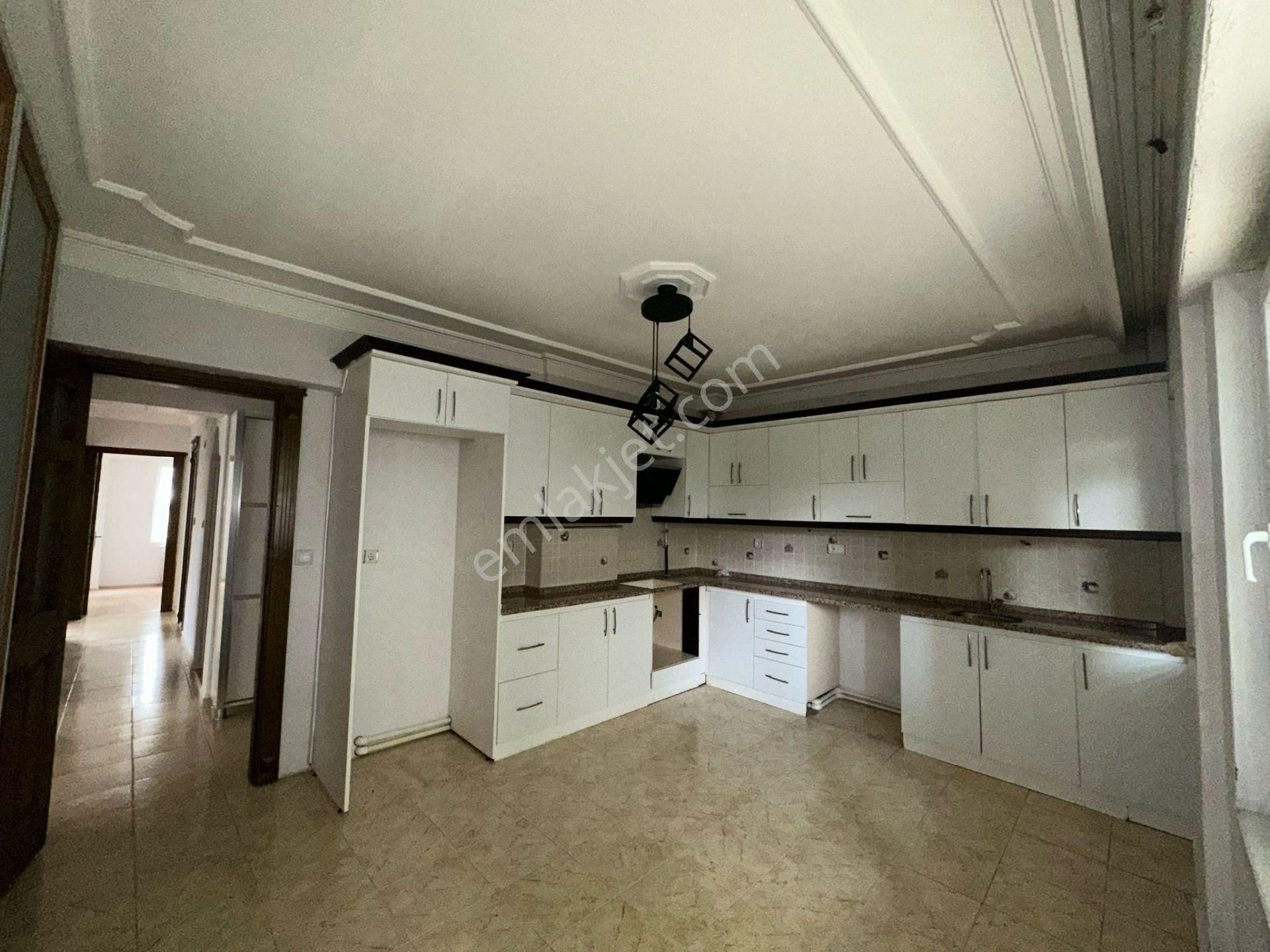 Zafer Mahallesi, Zafer Ortaokulu Arkasında Site İçerisinde 160m2 3+1 Daire