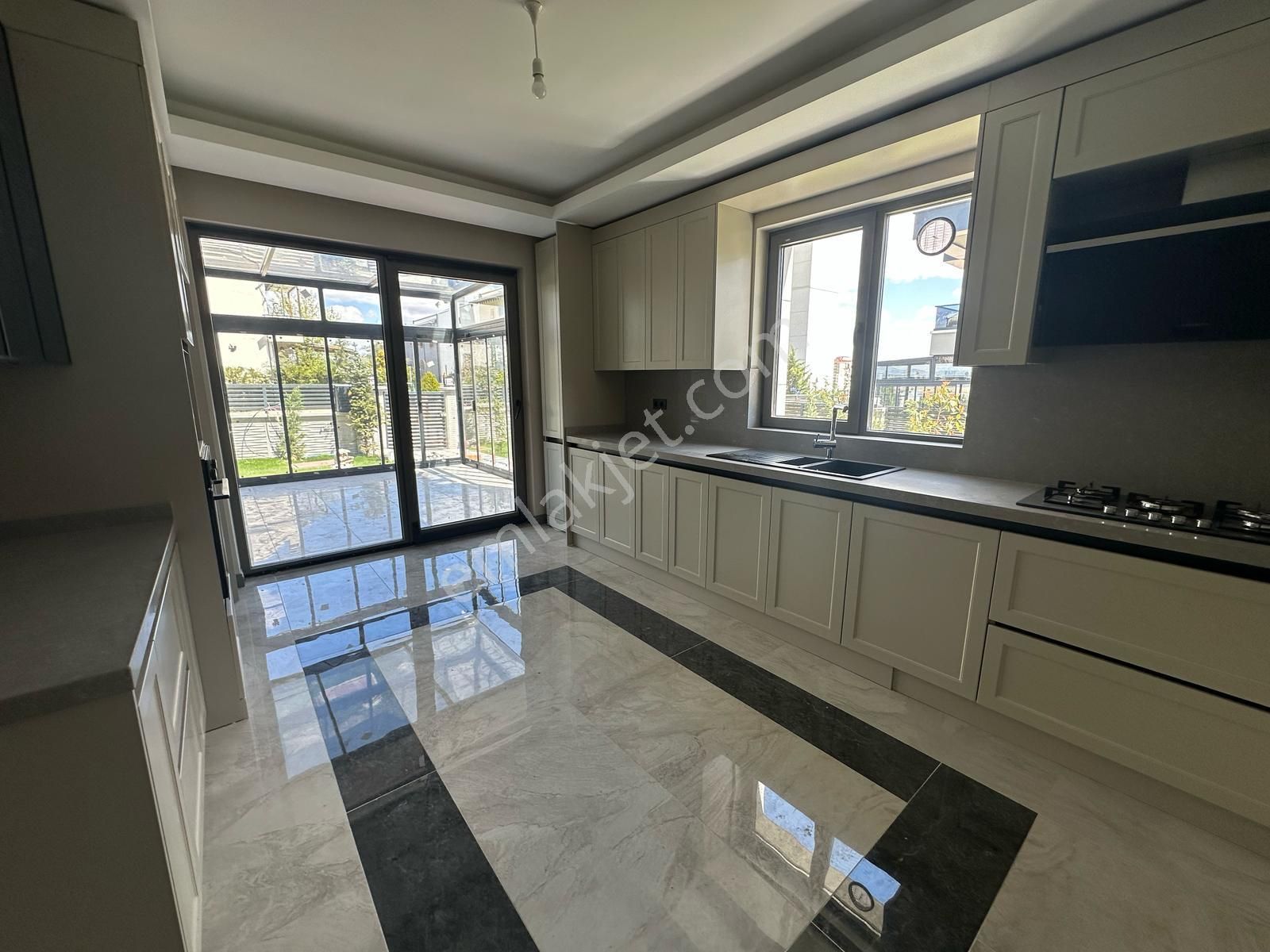 Irmak Emlak- Bağlıca Satılık Yerden Isıtmalı, K.otoparklı Bağımsız 5+1 Villa