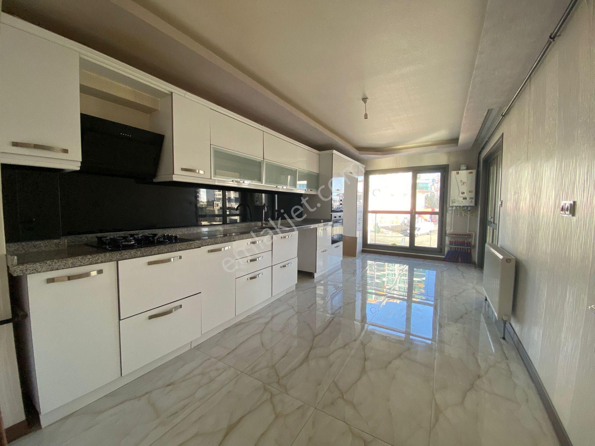 Nasip Emlaktan Satılık 4+1 Çift Banyolu Teras Balkonlu Site İçersinde Daire