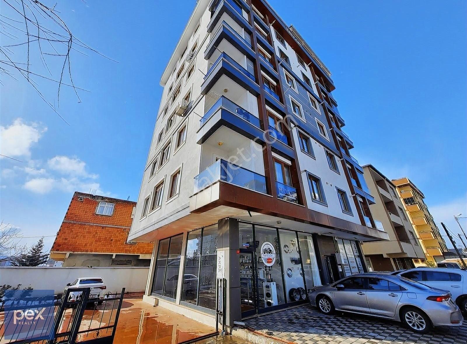 Sultanbeyli Adil Mah'de Caddeye Yakın İskanlı Satılık Lüx 2+1