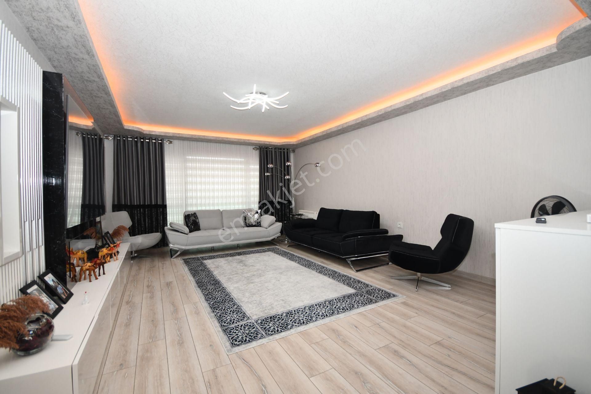 Nasip Emlak'tan Teras Balkonlu Ultralüx Site'de 4+1 Fırsat Daire!!