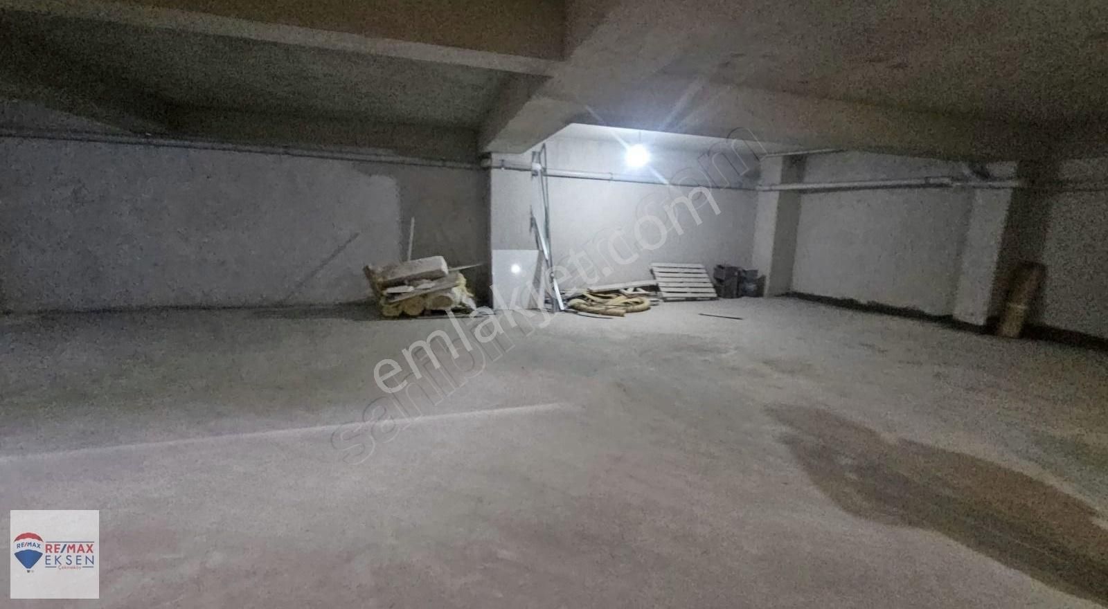 Ataşehir Örnek Mahallesinde Satılık 500 M2 İşyeri Mağaza