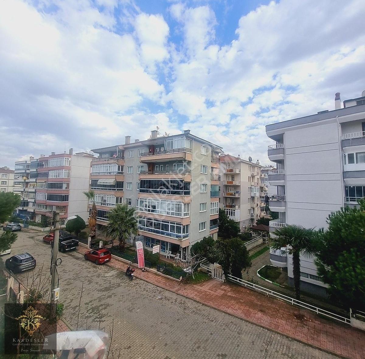 Güzelyalı Mahallesinde 5+1 Satılık Daire