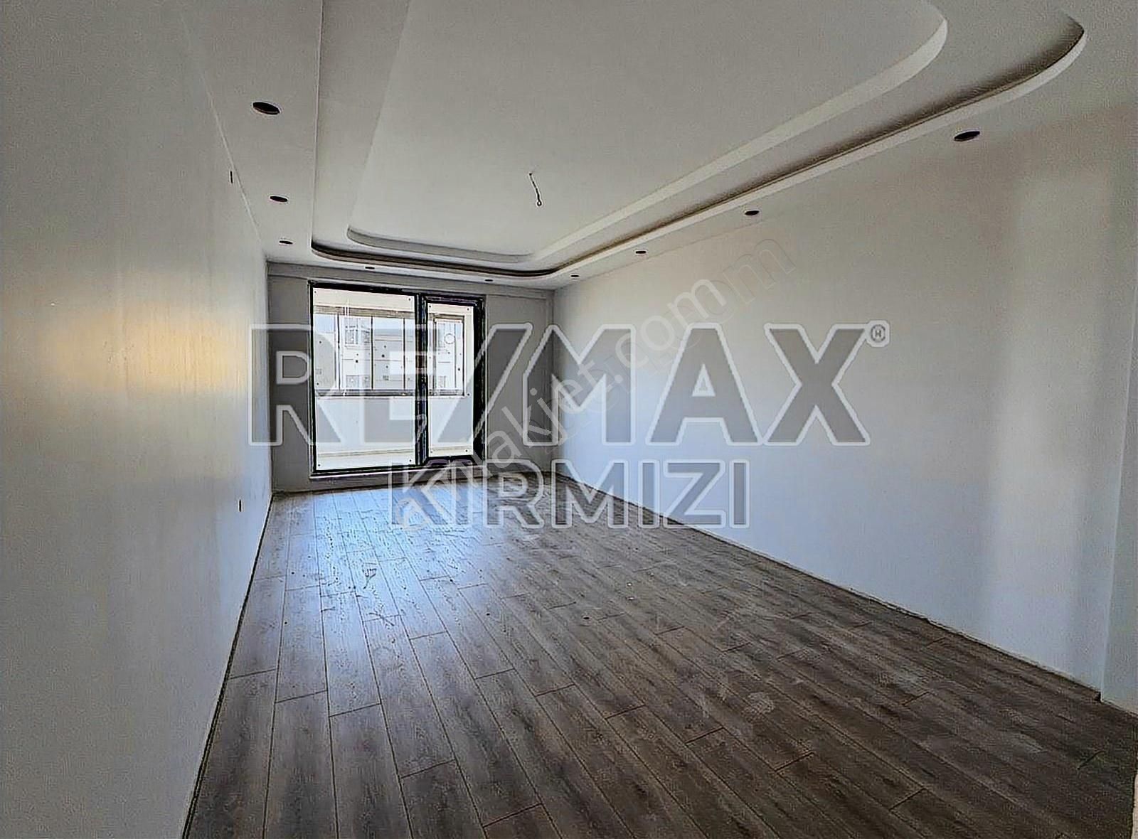 Re/max Kırmızı'dan Kombina Gamaoğlu Cadde'de Satılık 4+1 Daire