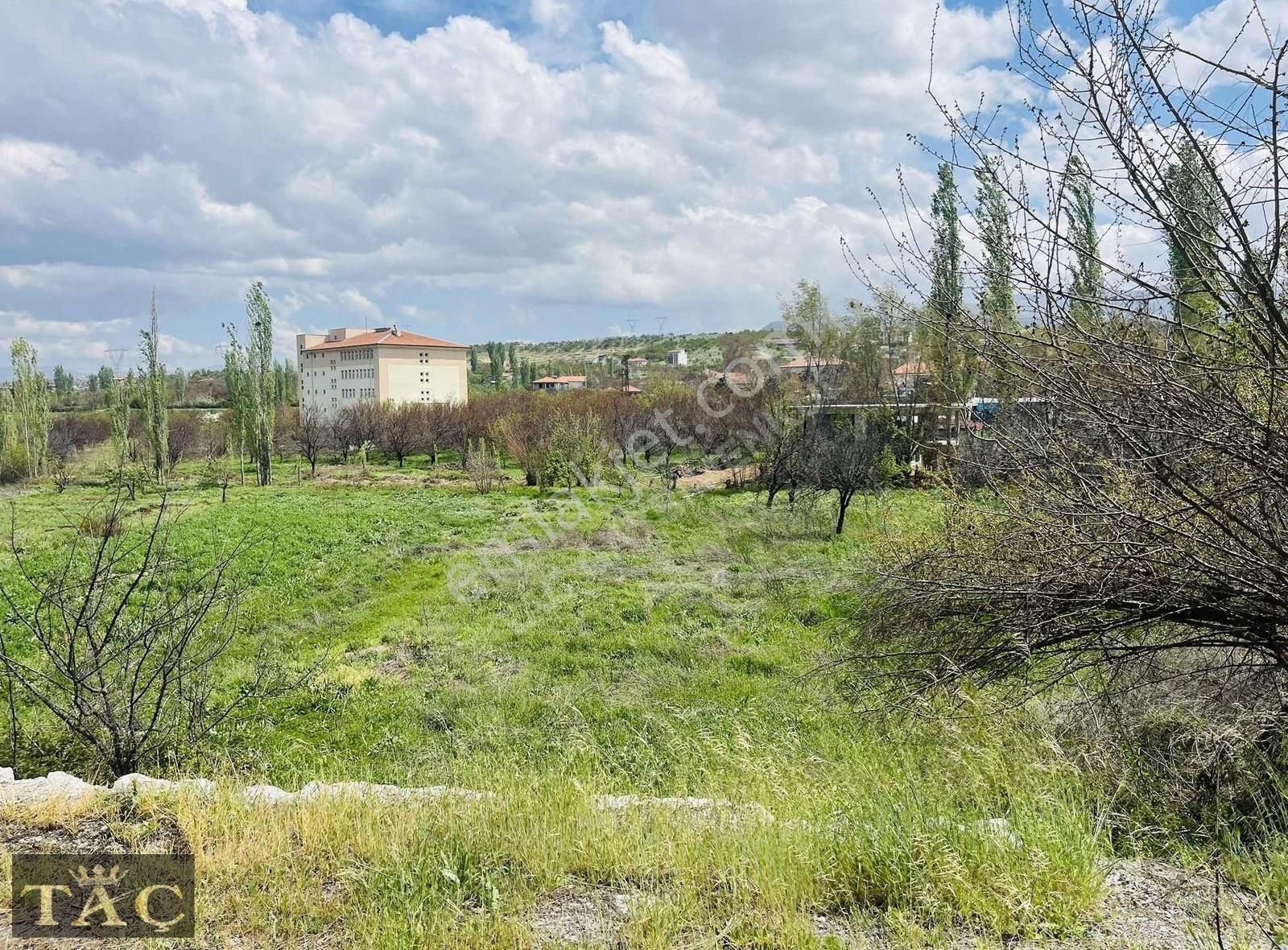 Taç Gayrimenkulden Hanımınçiftliğinde 1039 M2 Bahçe