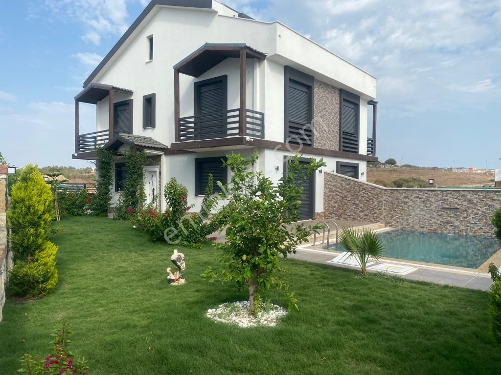 Panjurlu Havuzlu Araba Garajlı Geniş Bahçeli Çok Lüx Villa