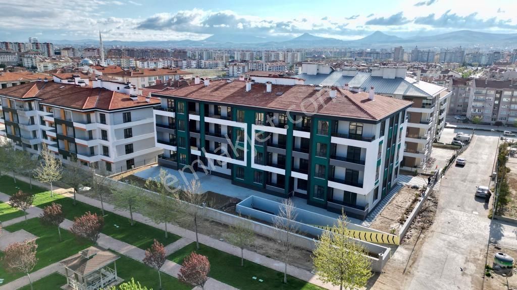Gürhan Gayrimenkulden Satılık Novada Arkası 3+1 Yüksek Giriş Daire