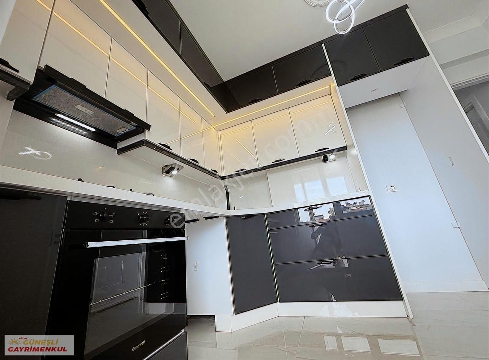 Güneşli'den Akçayda İçi Full Yapılı Şömineli 3+1 Satılık Daire
