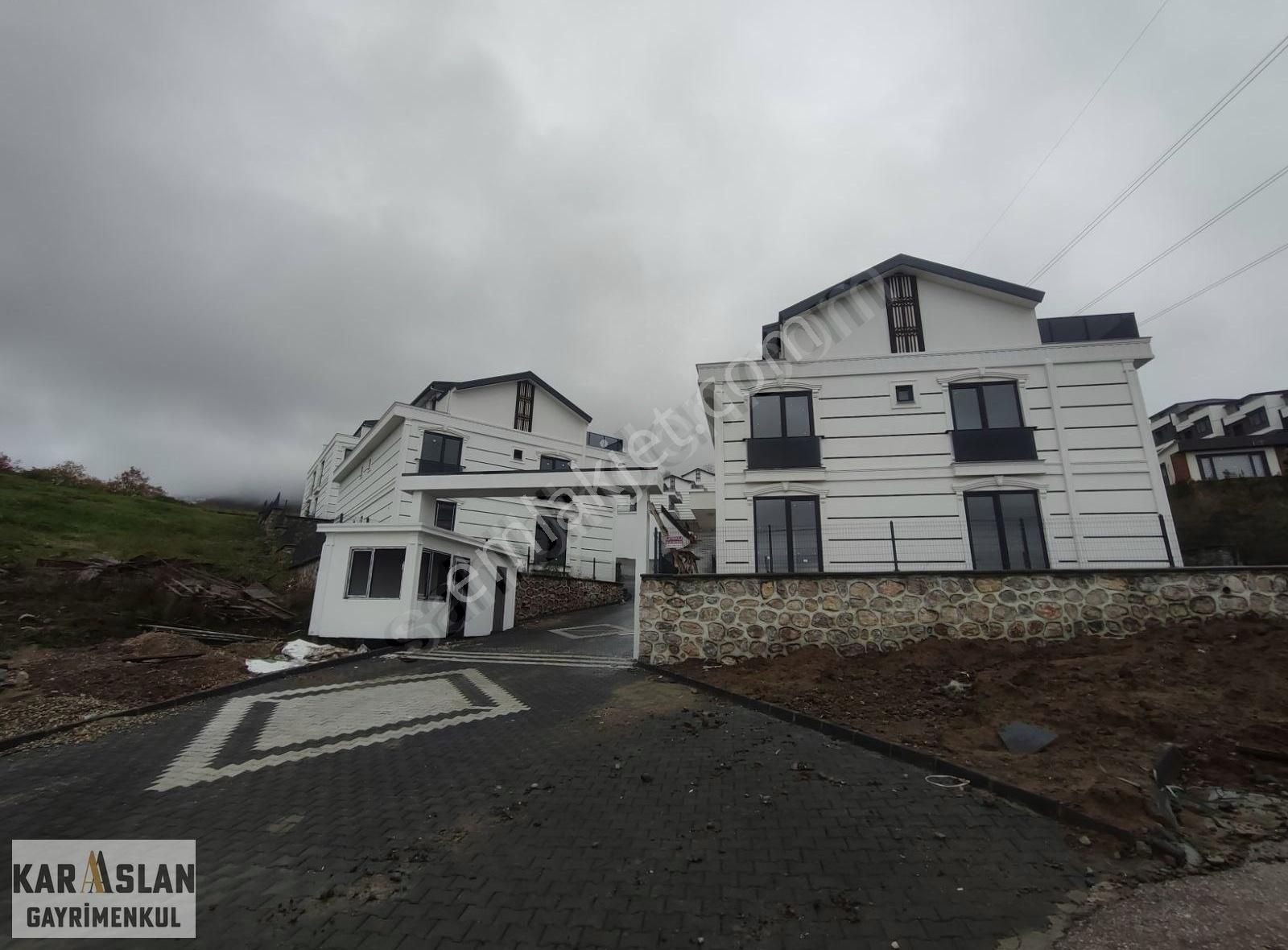 Başiskele Yuvacık'ta Doğa Manzaralı 6+1 Triplex Satılık Villa