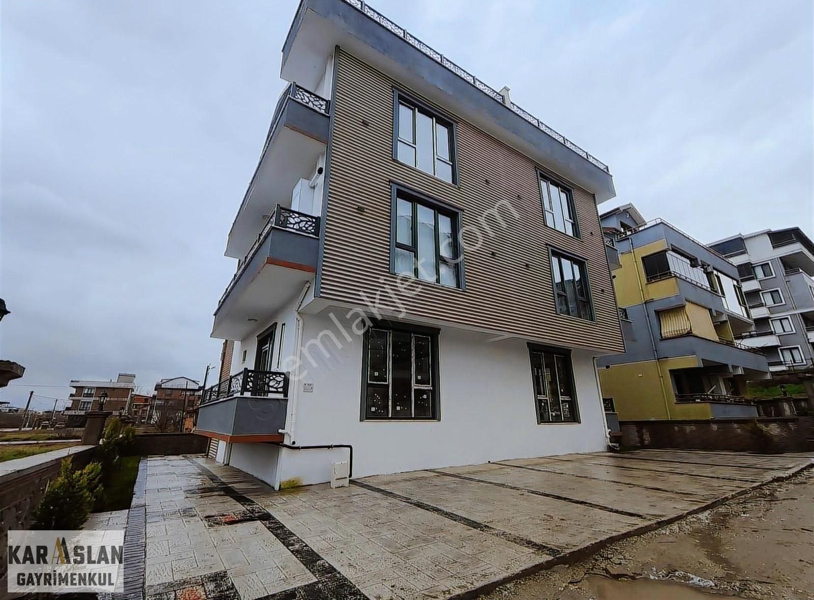 Başiskele Yeşilyurtta Satılık 1+1 Yüksek Girişli Daire