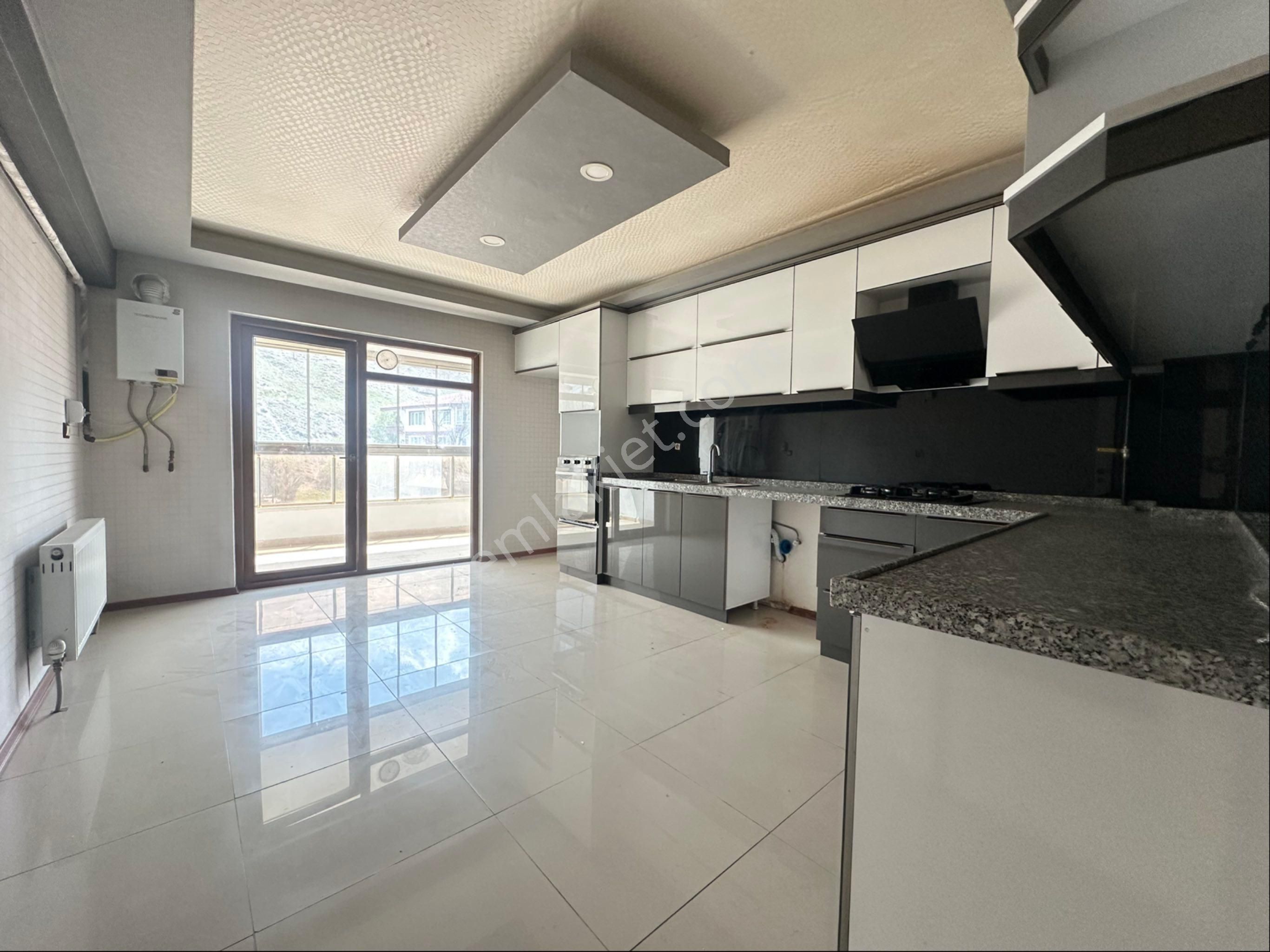 Uygun Fiyata Park Manzaralı Cadde Üzerinde 3+1 140m2 Teras Balkonlu