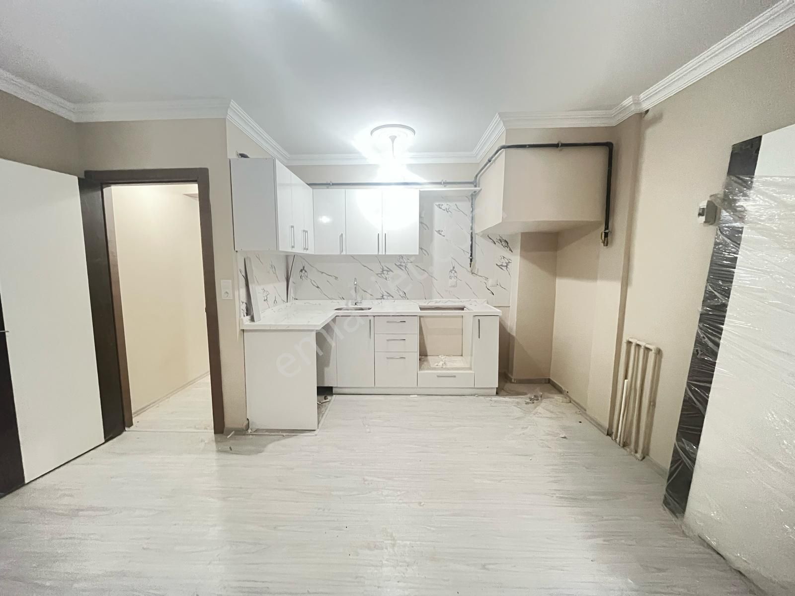 Loft'tan Sefaköy Merkezde Satılık 2+1 65m2 B.katı Daire