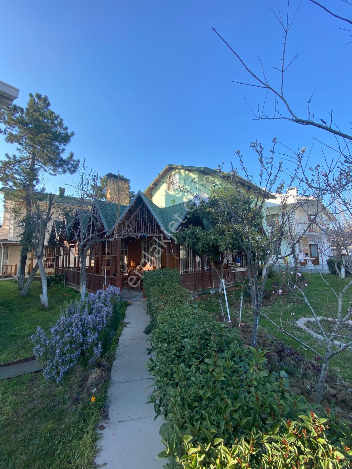 Remax Land'dan Yeniçiftlikte Denize Üçüncü Satılık Eşyalı Villa