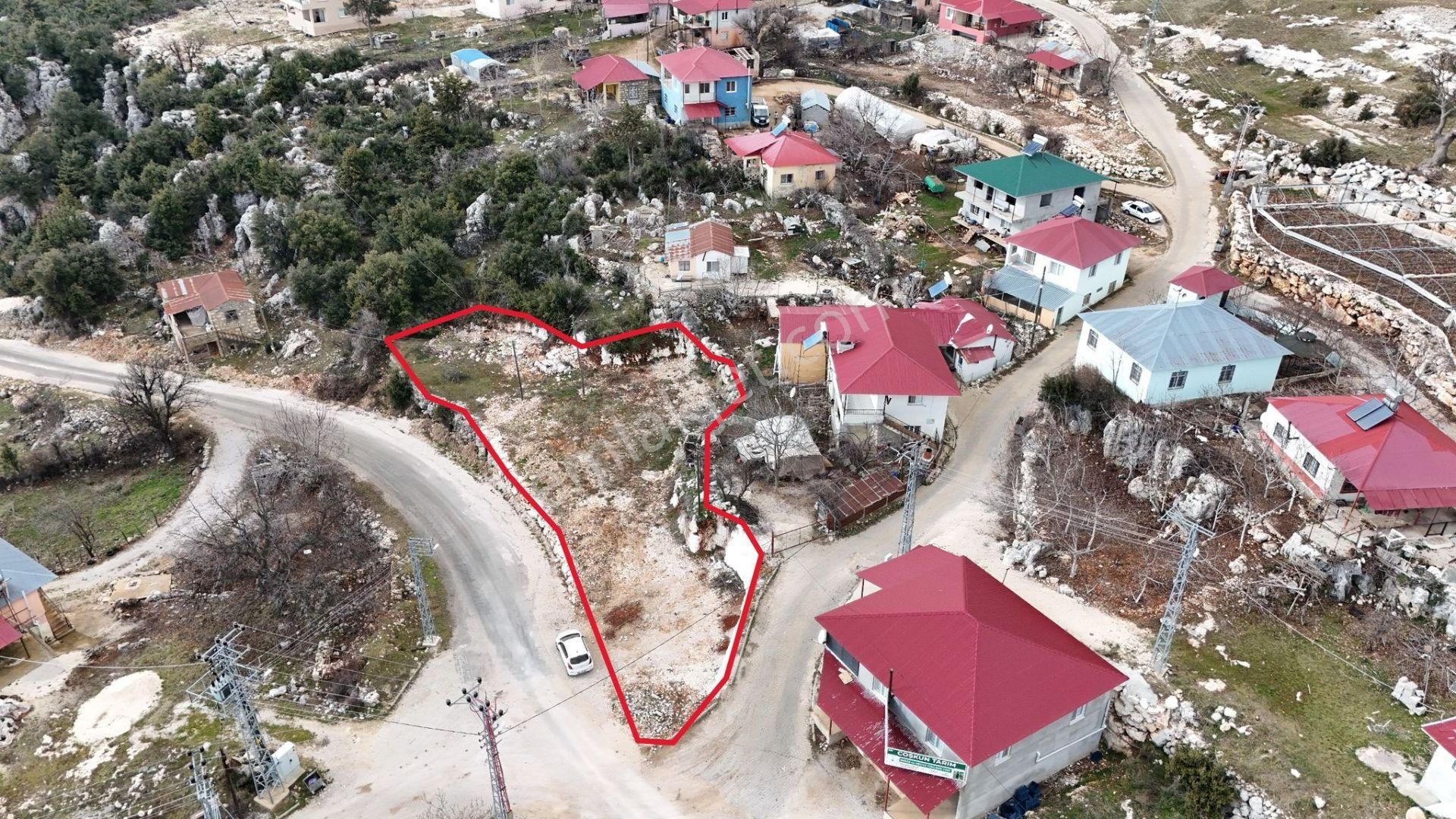 Erdemli Kızılen Yaylasında Satılık 813 M2 Tarla