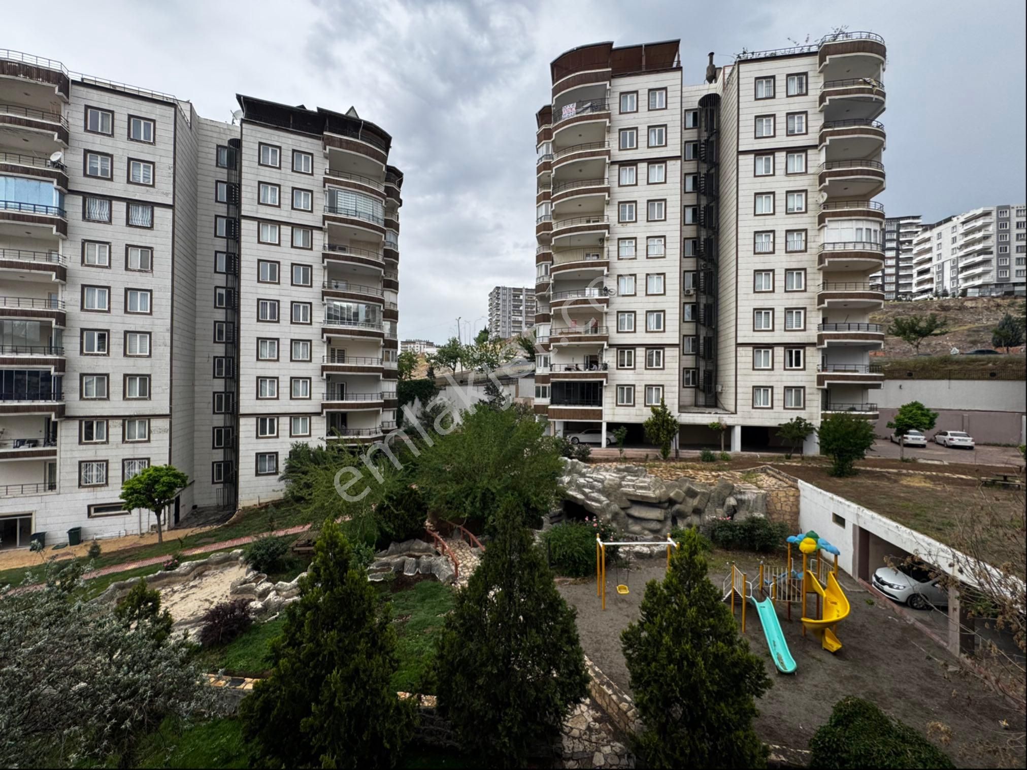 Karaköprü Güzelşehir Yokuşu Beyka Sitesinde Satılık 4+1 Ev
