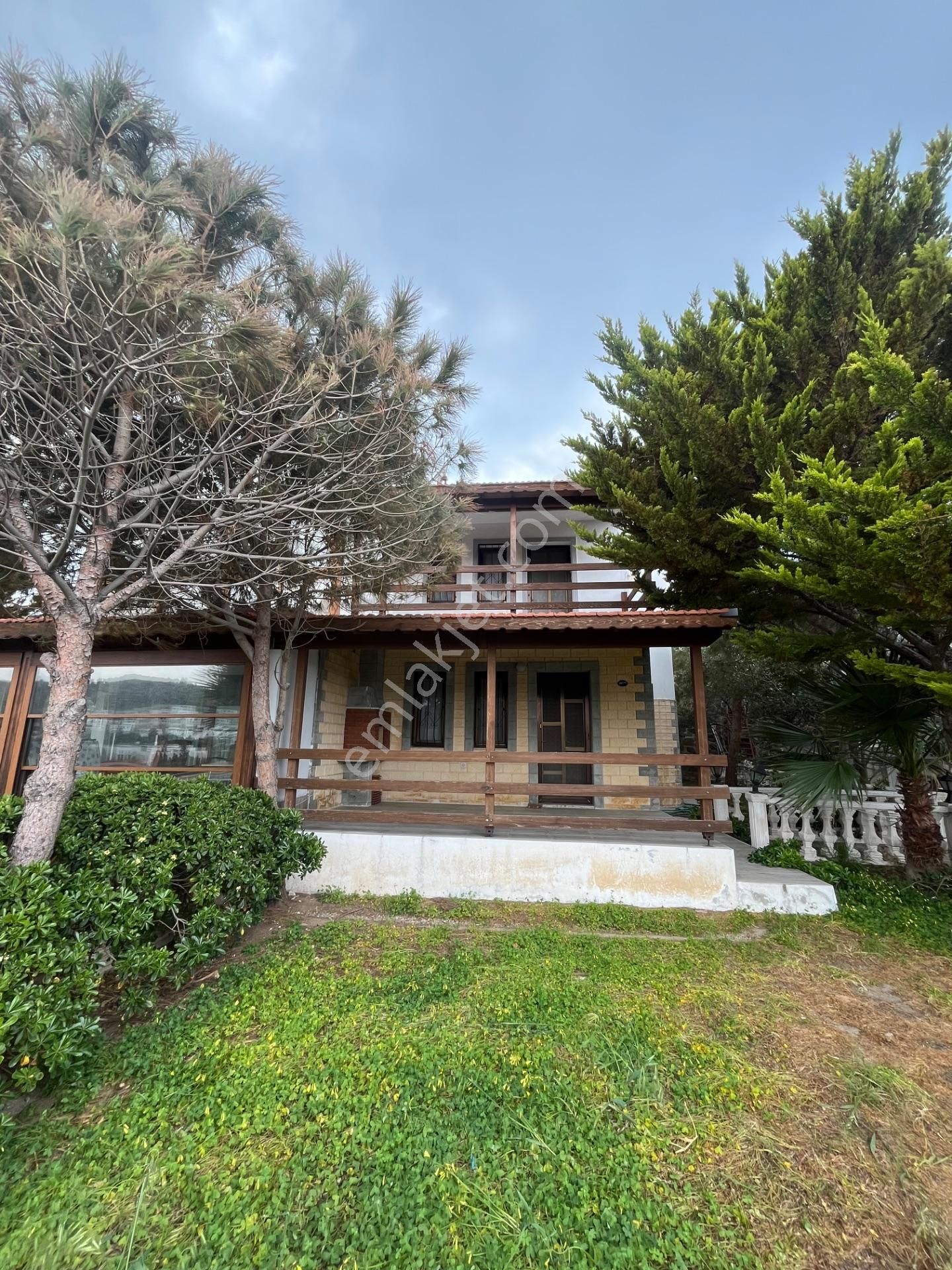 Foça Çanak Tatil Köyünde Satılık Villa