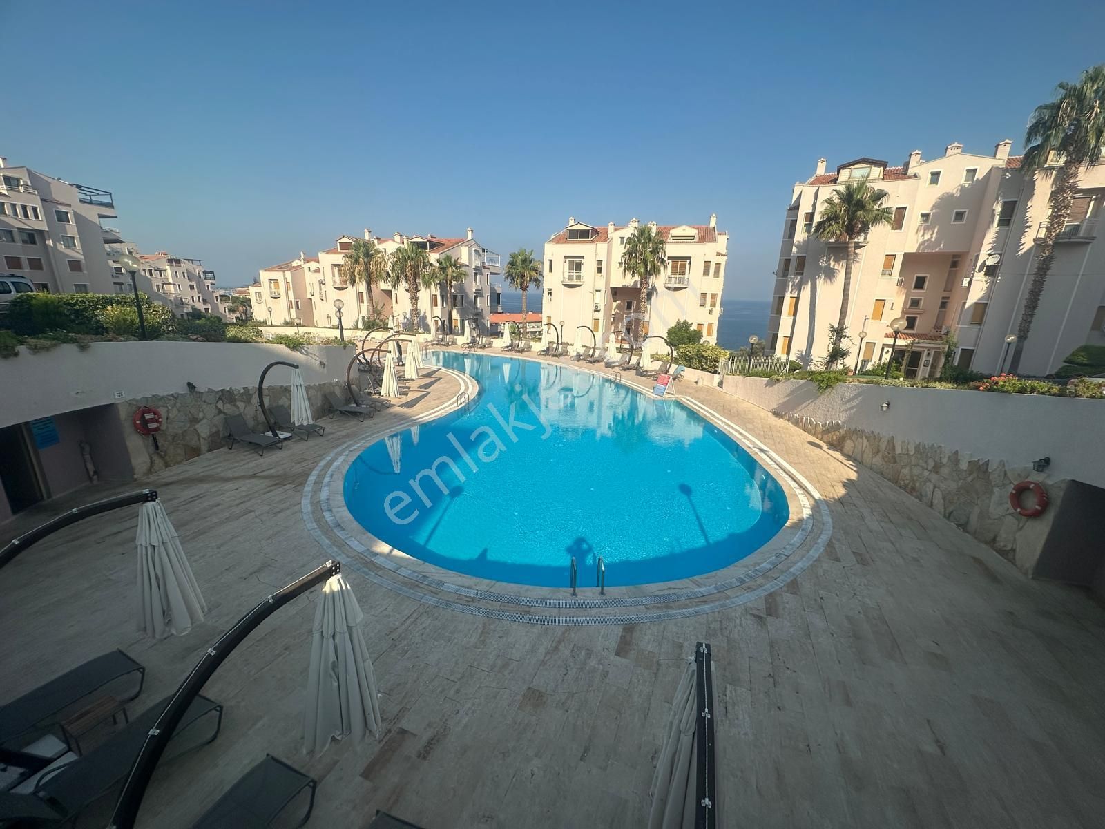 Kuşadası Marinada Havuzlu Güvenlikli Sitede Bahçe Katı 2+1