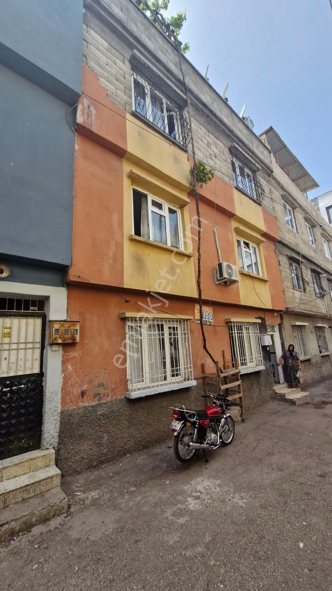 75.yıl Mahallesinde 3 Katlı Müstakil Ev