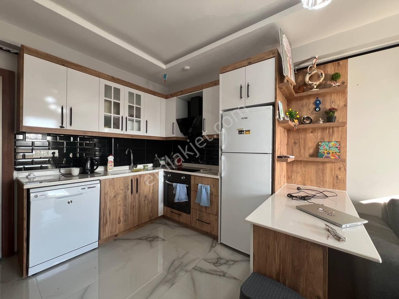 Karınca'dan Merkez Mh'de Son Kat Lüks Yapı Satılık 2+1 !