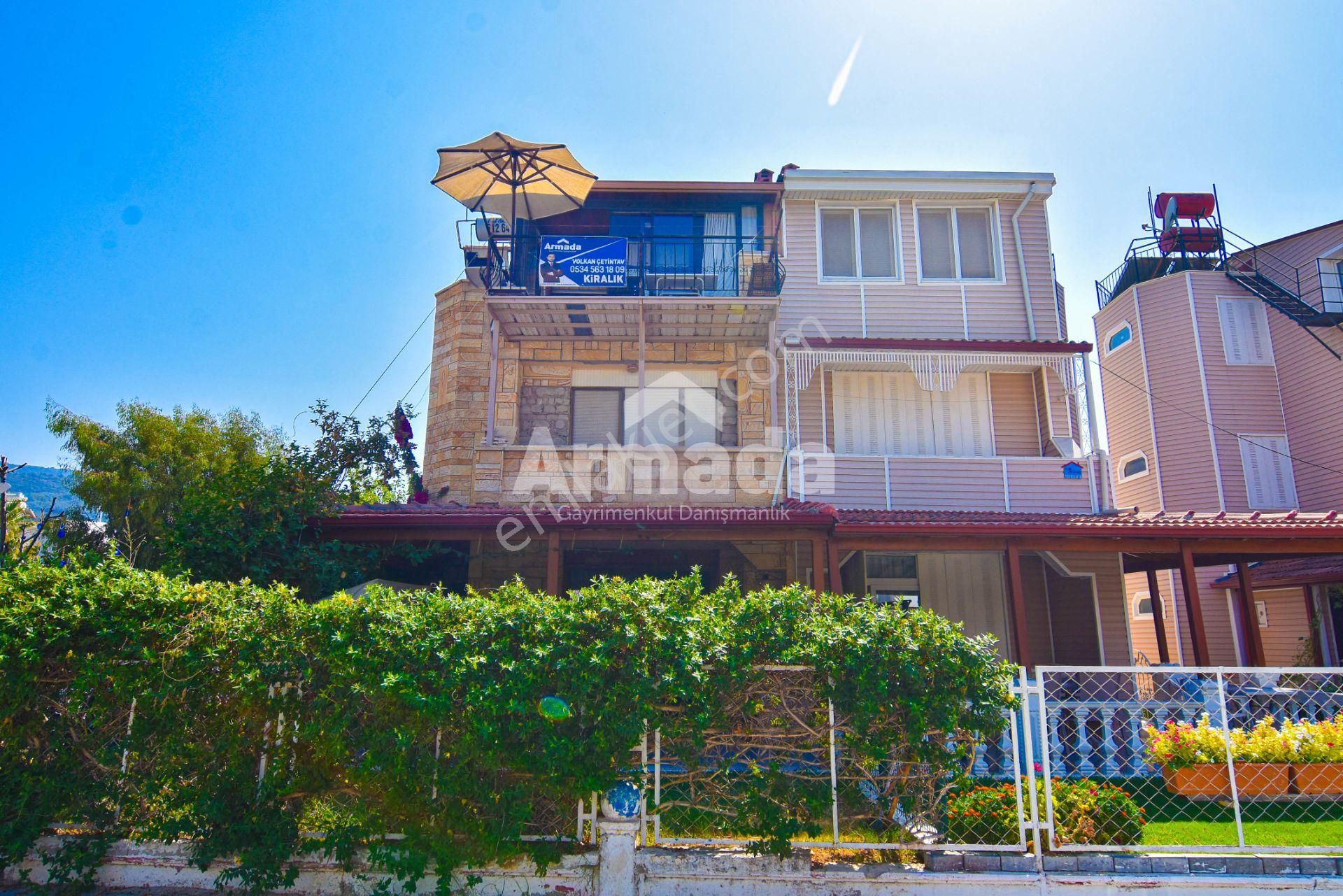 Davutlar Sahil'de Havuzlu Sitede Denize Yakın Eşyalı Villa Katı