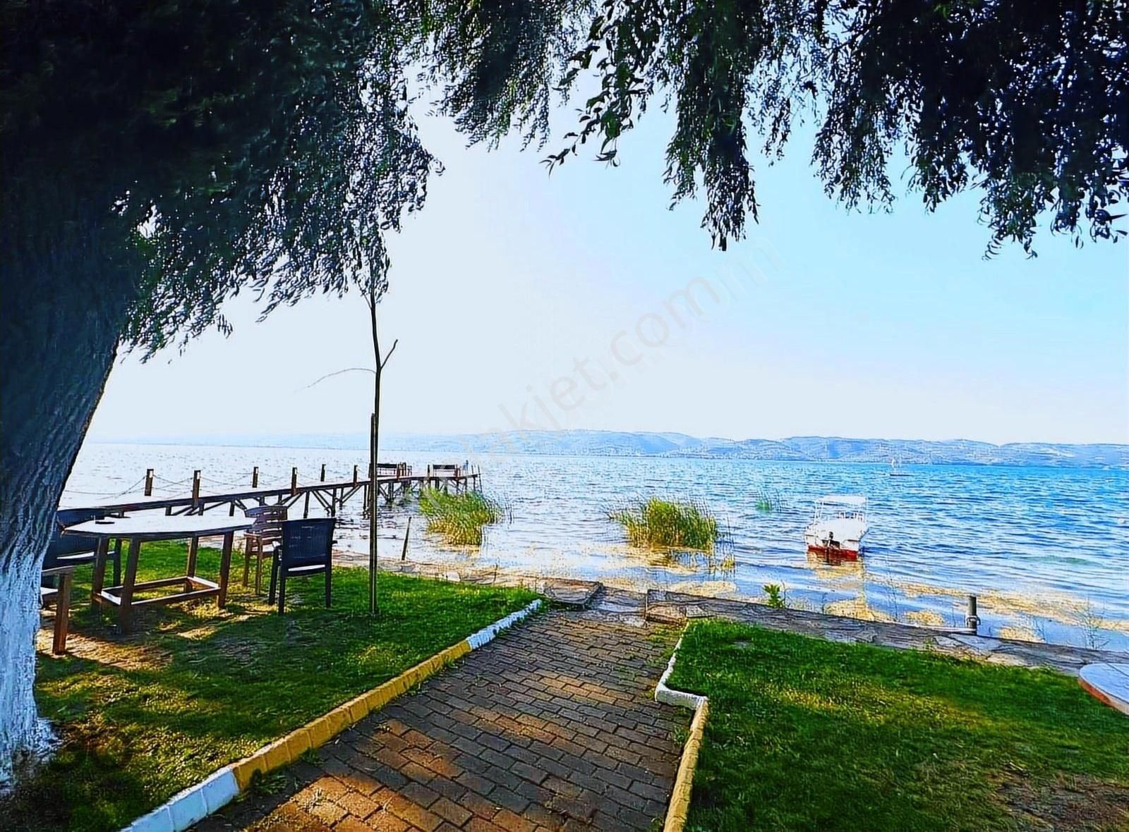 Egemenbozkurttan Sapanca Gölüne 0 Mesafde 100m2bahçe Paylı Villa
