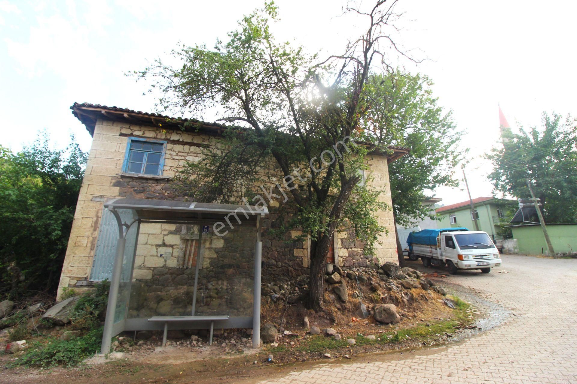 El/ya Ataköyde Köy İçerisinde 232m2 Arsa Taş Ev Yetişmiş Ağaç